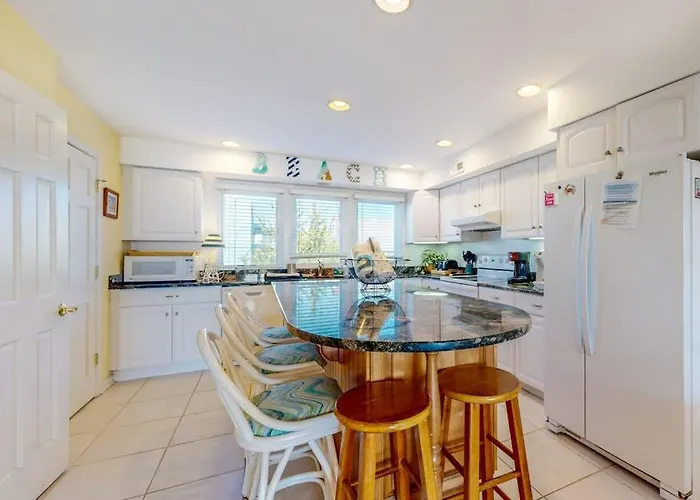 Lovely Oceanfront With Free Wifi Balcony Ocean Views Ac & Deck