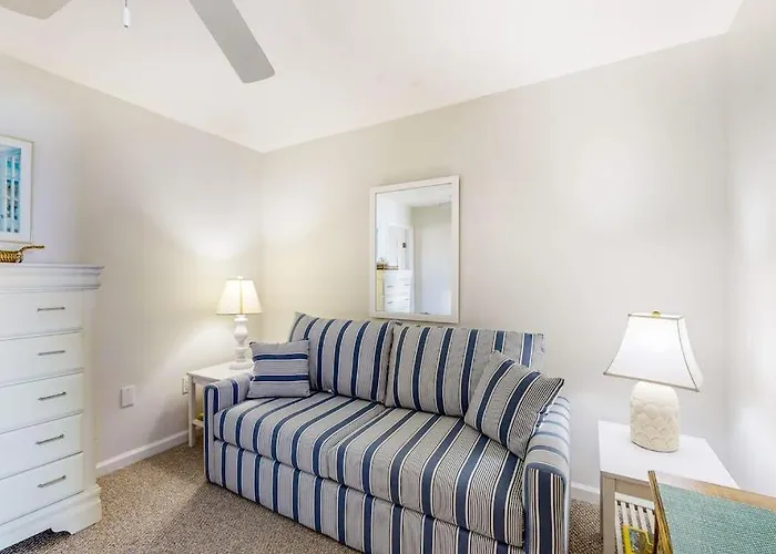 Holiday home Lovely Oceanfront With Free Wifi Balcony Ocean Views Ac & Deck